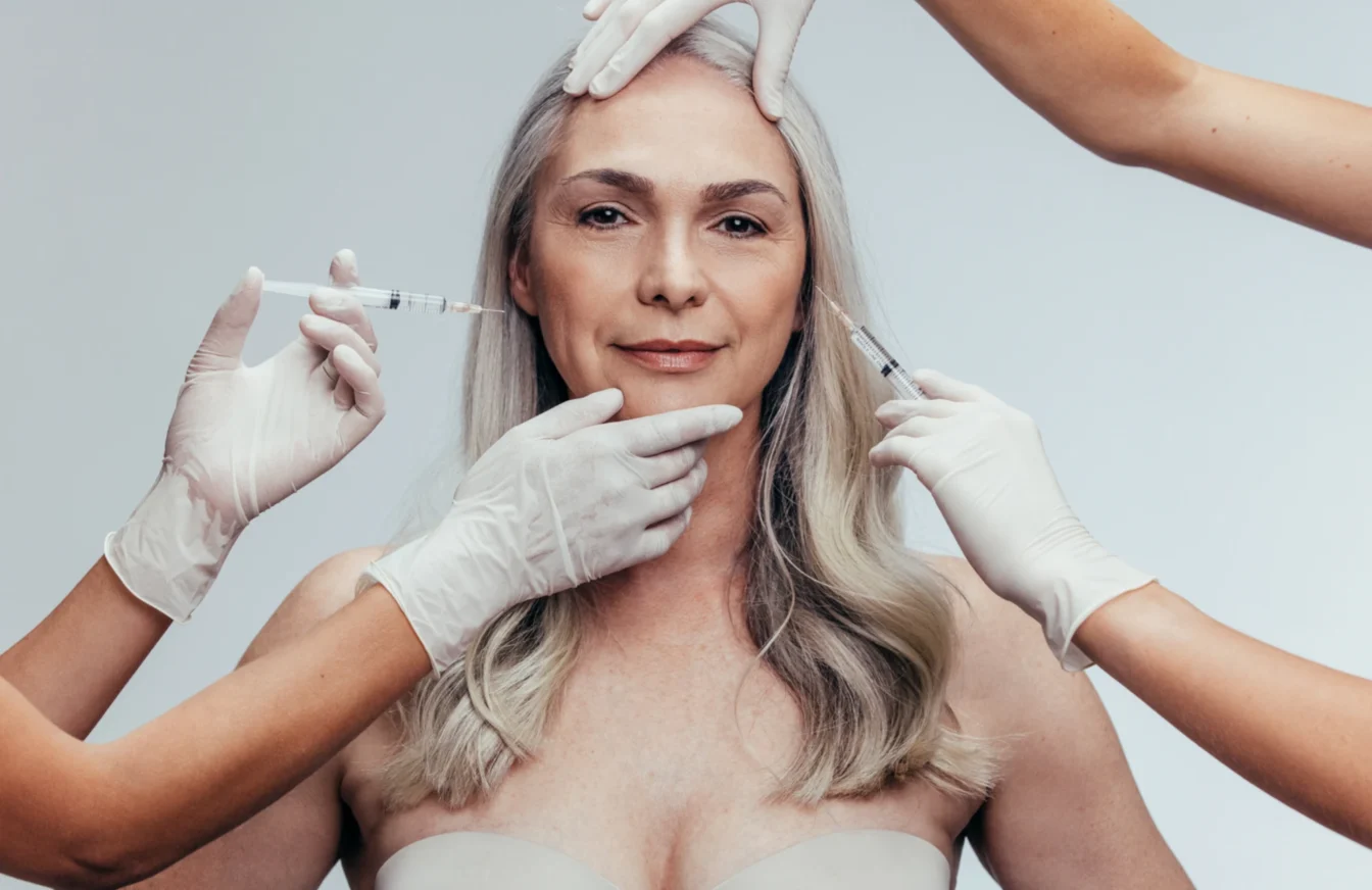 Imagen de una mujer recibiendo una sesión de infiltraciones para el rejuvenecimiento de la piel facial