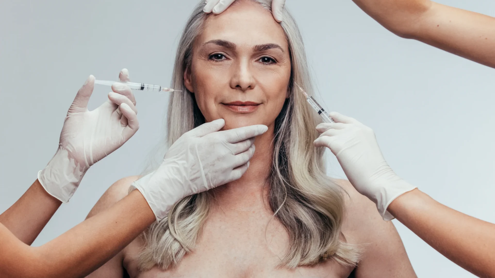 Imagen de una mujer recibiendo una sesión de infiltraciones para el rejuvenecimiento de la piel facial